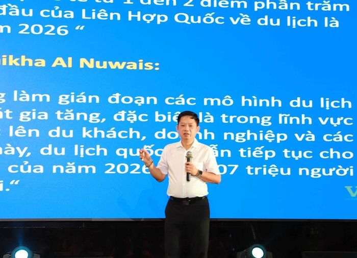 Ông Phùng Quang Thắng, Phó Chủ tịch Thường trực Liên Chi hội Lữ hành Việt Nam trình bày tham luận về xu hướng thị trường khách quốc tế và hàm ý đối với du lịch Việt Nam