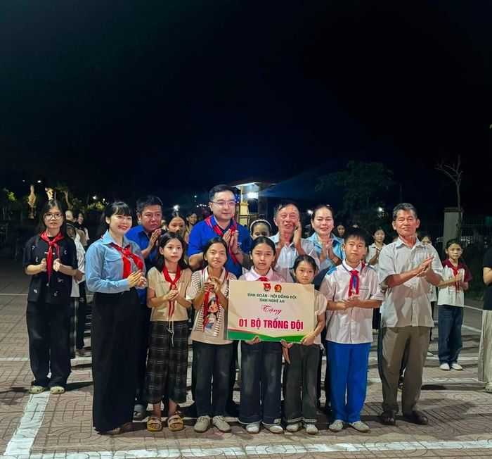 Tỉnh đoàn Nghệ An, đại diện chính quyền địa phương xã đến động viên, tặng quà cho các em thiếu nhi trong buổi sinh hoạt hè và học hát dân ca ví, giặm