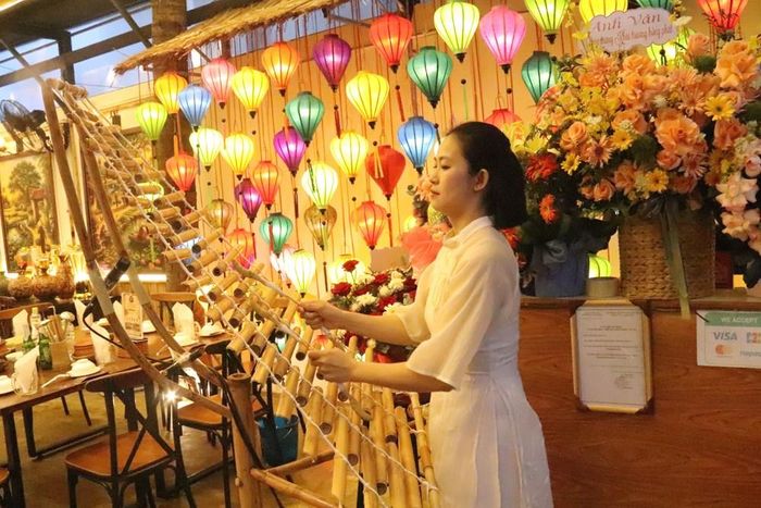 Biểu diễn nhạc cụ phục vụ du khách