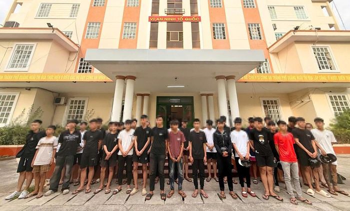 Các thanh thiếu niên được đưa về cơ quan Công an để làm việc, xác minh hành vi vi phạm