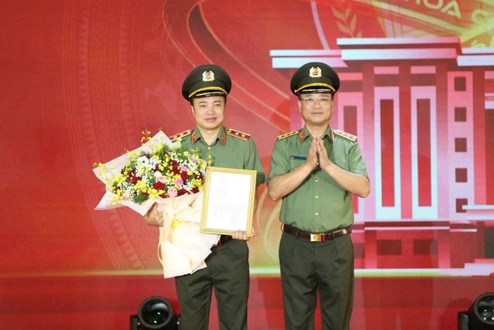 Thứ trưởng Phạm Thế Tùng trao Quyết định bổ sung Trường Văn hóa Công an nhân dân V vào tổ chức bộ máy Công an TP.HCM
