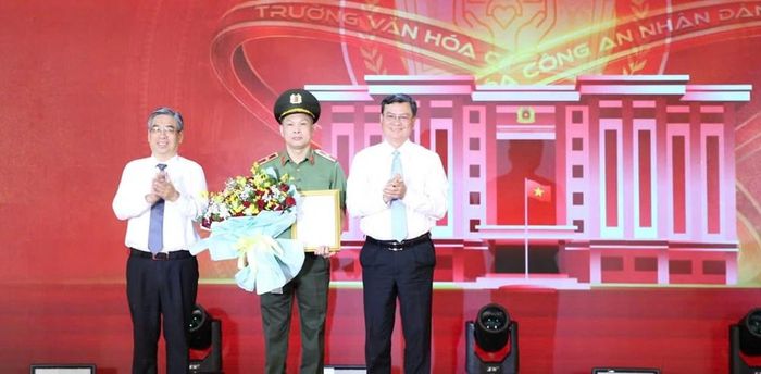 Phó Bí thư Thành ủy TP.HCM Nguyễn Phước Lộc và Phó Chủ tịch TP.HCM Nguyễn Công Vinh trao Quyết định thành lập Trường Tiểu học, Trung học cơ sở, Trung học phổ thông nội trú Văn hóa Công an nhân dân V