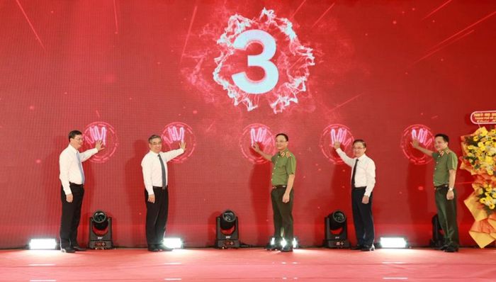 Thứ trưởng Phạm Thế Tùng và các đại biểu thực hiện nghi thức Khai bút mở trường