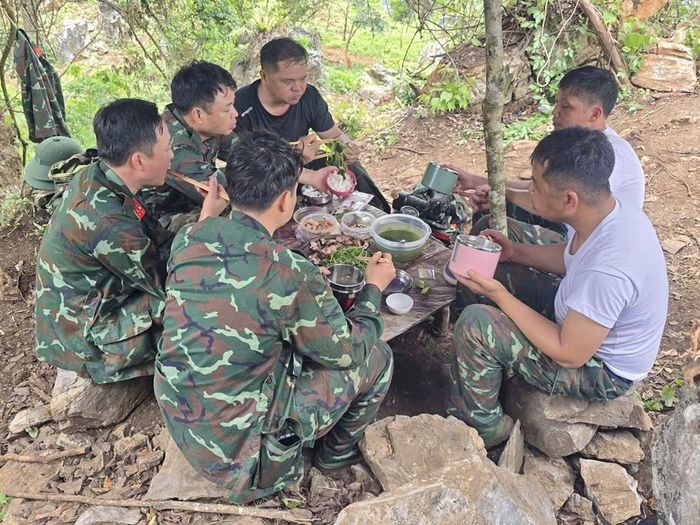 Mặc dù bữa ăn đơn sơ, nhưng luôn ấm tình đồng đội trong hành trình tìm kiếm, quy tập hài cốt liệt sĩ tại mặt trận Vị Xuyên - Hà Tuyên