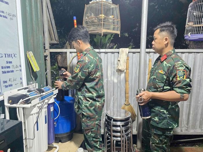 Trên các điểm cao 685 và 772 không có nước, các anh phải mang theo nước uống cho cả ngày làm việc từ đơn vị
