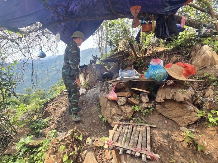 Căn bếp dã chiến do Thiếu tá Sầm Minh Phú đảm nhiệm được bố trí trên một rìa mỏm đá, toàn bộ khu vực bếp được che tạm bằng bạt