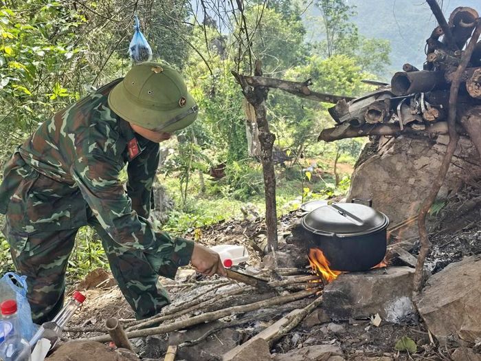 Thức ăn được đun nấu từ củi tìm trên điểm cao 685