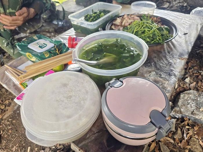Bữa cơm trưa ngoài một món mặn, chỉ có rau mang từ đơn vị và rau rừng như rau tàu bay, giảo cổ lam, rau bò khai... tìm được trên núi
