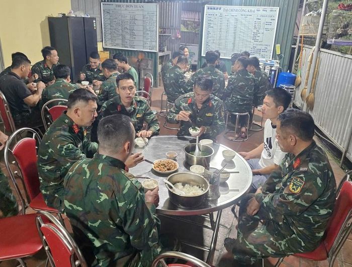 Bữa sáng của cán bộ chiến sĩ trong Đội tìm kiếm, quy tập hài cốt liệt sĩ