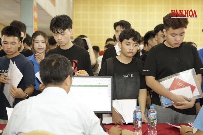 Đông đảo sinh viên đến nộp hồ sơ nhập học
