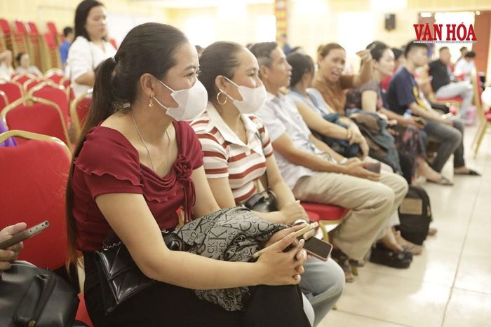 Các phụ huynh ngồi chờ con em làm thủ tục nhập học