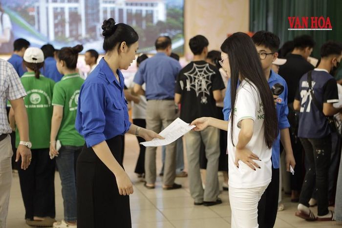 Lực lượng tình nguyện viên hỗ trợ phụ huynh, tân sinh viên di chuyển, hướng dẫn xử lý thủ tục
