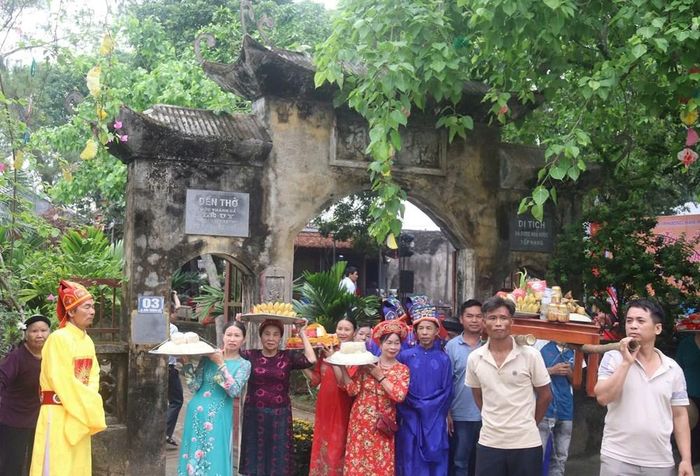 Người dân làng cổ Đông Sơn dâng lễ vật, tham gia nghi thức rước cỗ truyền thống tại lễ hội đền Đức Thánh Cả