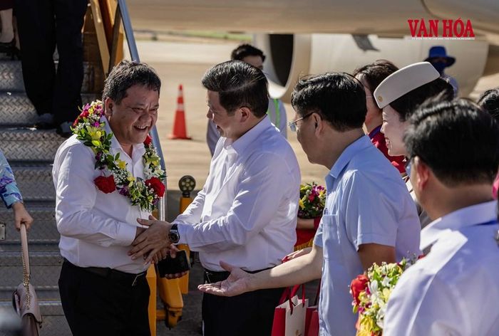 Những hành khách trên chuyến bay đầu tiên từ Cam Ranh được chào đón khi đến Đồng Hới