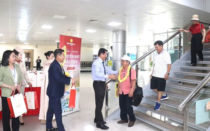 Lãnh đạo tỉnh Khánh Hòa tặng hoa và quà cho du khách đầu tiên trên chuyến bay từ Quảng Trị – Khánh Hòa