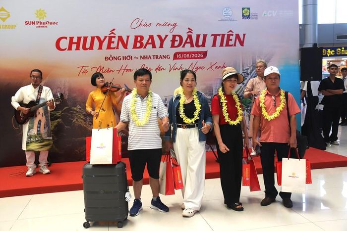 Du khách được tặng hoa và quà tại Sân bay quốc tế Cam Ranh
