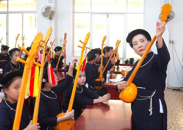 Học viên được các nghệ nhân trực tiếp truyền dạy nghệ thuật hát Then, đàn Tính