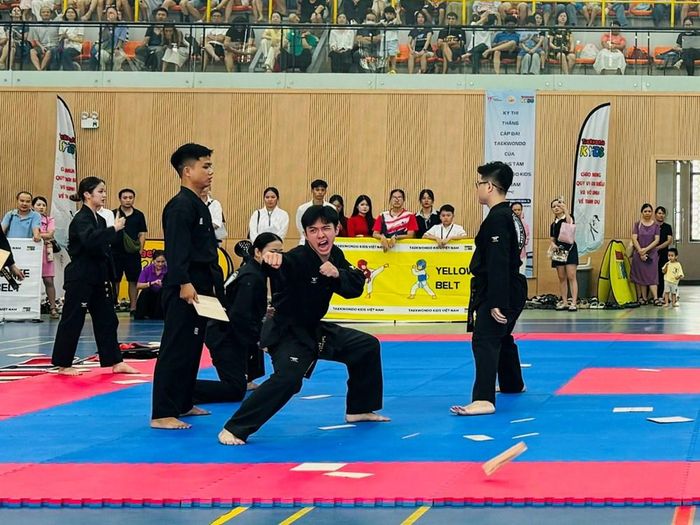 Các võ sinh thể hiện kỹ thuật tại Kỳ thi thăng cấp đai Taekwondo lần thứ II năm 2026
