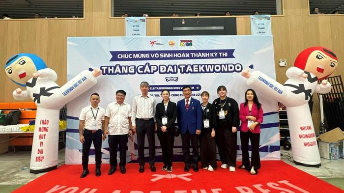 Đại biểu đến từ Thái Lan chụp ảnh cùng Ban tổ chức