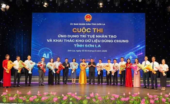 Ban Tổ chức tặng hoa chúc mừng 16 đội tham gia cuộc thi