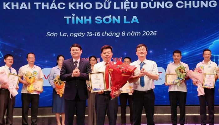 Ông Đặng Ngọc Hậu, Phó Chủ tịch UBND tỉnh Sơn La trao giải Nhất cho đội Sở Y tế