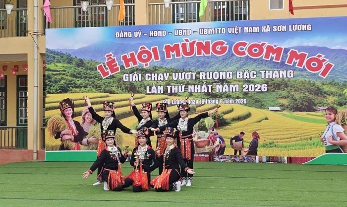 Không gian lễ hội thêm nhiều sắc màu với chương trình giao lưu của 7 đội văn nghệ đến từ các thôn, bản. Những điệu múa dân gian của đồng bào Mông, múa khèn, múa ô, múa chuông của người Dao cùng tiếng sáo Mông hòa quyện, tạo nên bức tranh văn hóa sinh động của vùng cao Sơn Lương