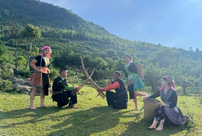 Nếu phần lễ mang nét trang nghiêm thì phần hội lại rộn ràng với nhiều hoạt động văn hóa, thể thao dân gian sôi động như: giải chạy ruộng bậc thang, tranh tài kéo co, thi đẩy gậy... Người dân và du khách còn được trải nghiệm giã bánh dày, tham quan các gian hàng trưng bày sản phẩm văn hóa của các dân tộc trên địa bàn