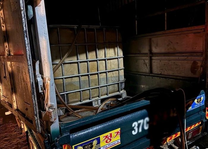 Các đối tượng sử dụng xe tải loại 1,5 tấn, thùng kín, bên trong bố trí bồn chứa khoảng 1.000 lít, đậu sát khu vực bờ rào Ga Vinh