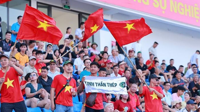 Đông đảo khán giả cổ vũ trận giao hữu