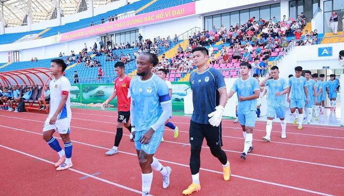 Đội hình cầu thủ hai đội bóng ra sân