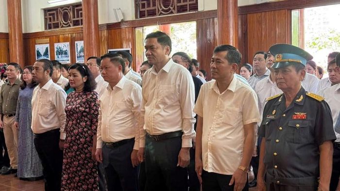 Ông Nguyễn Khắc Thận, Ủy viên Trung ương Đảng, Bí thư Tỉnh ủy Nghệ An và các đại biểu thành kính dâng hương tưởng niệm đồng chí Nguyễn Thị Minh Khai