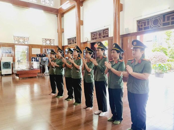 Các đoàn vào thắp hương bày tỏ lòng thành kính và biết ơn sâu sắc đối với công lao to lớn của đồng chí Nguyễn Thị Minh Khai