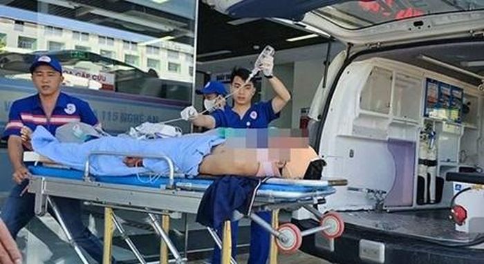 Bệnh nhân bị thương nặng, bất tỉnh được chuyển sang Bệnh viện Hữu nghị đa khoa Nghệ An tiếp tục cấp cứu, điều trị