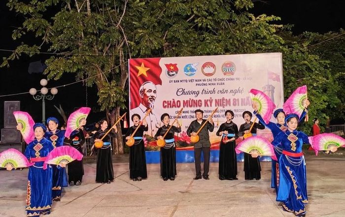 Trong không khí phấn khởi của những ngày tháng Tám lịch sử, chương trình mang đến nhiều tiết mục văn nghệ ca ngợi Đảng, Bác Hồ, quê hương, đất nước và truyền thống cách mạng, tạo không gian văn hóa sôi nổi phục vụ Nhân dân và du khách