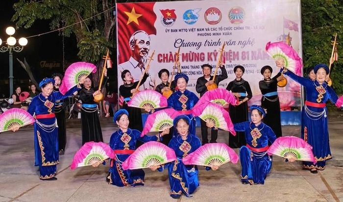 Sự tham gia của Câu lạc bộ hát Then, đàn Tính Thành Tuyên không chỉ tạo điểm nhấn cho chương trình mà còn góp phần nối dài mạch nguồn văn hóa truyền thống. Giữa những giai điệu ca ngợi quê hương, đất nước, tiếng Then, đàn Tính cùng ngân vang, hòa vào “bản hùng ca” của những ngày mùa thu cách mạng, góp phần làm phong phú đời sống văn hóa tại phố đi bộ Minh Xuân