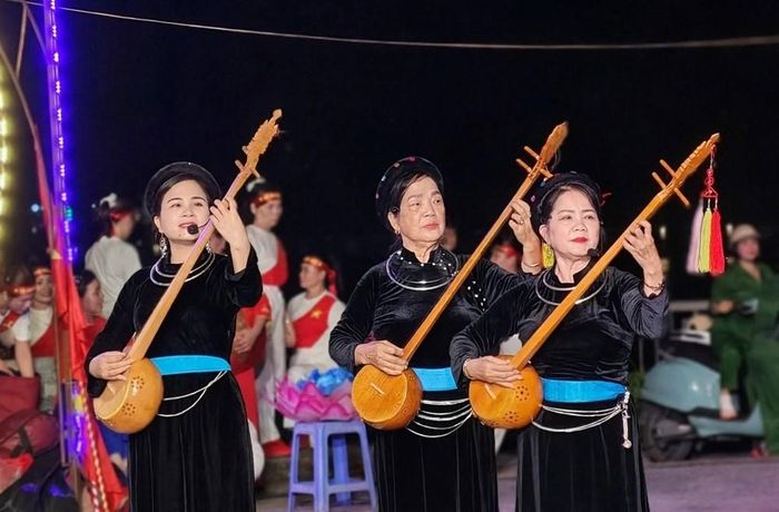 Giữa không gian phố đi bộ, tiếng đàn Tính mộc mạc hòa cùng những câu Then sâu lắng tạo nên sắc màu riêng cho đêm nghệ thuật. Mỗi lời ca, cung đàn không chỉ làm phong phú chương trình mà còn chuyển tải tình yêu quê hương, niềm tự hào dân tộc và ý thức gìn giữ những giá trị văn hóa truyền thống được trao truyền qua nhiều thế hệ