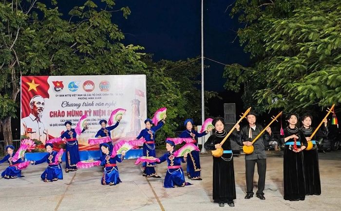 Việc đưa hát Then, đàn Tính đến với không gian sinh hoạt văn hóa cộng đồng cũng tạo cơ hội để người dân, du khách, nhất là thế hệ trẻ, tiếp cận gần hơn với nét văn hóa đặc sắc của đồng bào các dân tộc Tày, Nùng, Thái. Qua những tiết mục biểu diễn, giá trị của hát Then tiếp tục được giới thiệu, lan tỏa và hiện diện sinh động trong đời sống đương đại