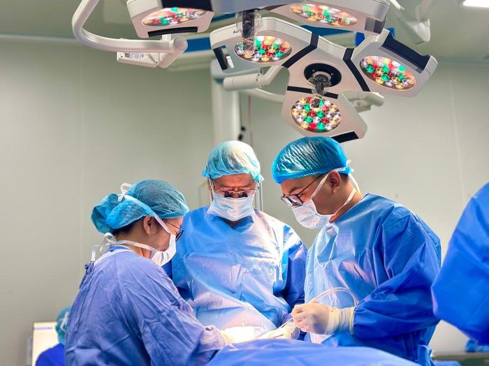 Các bác sĩ thực hiện phẫu thuật cho bệnh nhi. Ảnh: BVCC