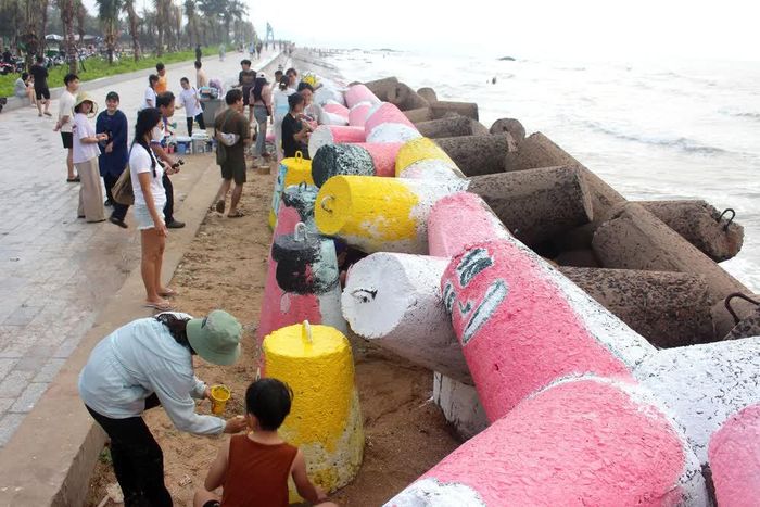 Dự án cộng đồng “Làm màu” được triển khai tại khu vực bờ kè biển Thương Chánh, phường Phan Thiết, tỉnh Lâm Đồng.