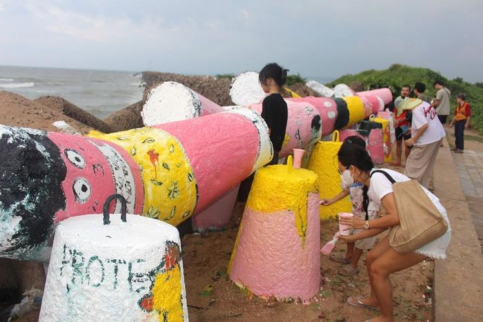 Những khối đá Tetrapod kè biển Thương Chánh, phường Phan Thiết, tỉnh Lâm Đồng dần được khoác lên màu áo mới.