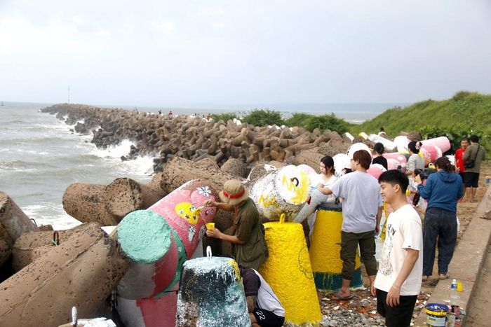 Đông đảo tình nguyện viên tham gia Dự án “Làm màu” khoác áo mới cho kè biển Thương Chánh, phường Phan Thiết, tỉnh Lâm Đồng.
