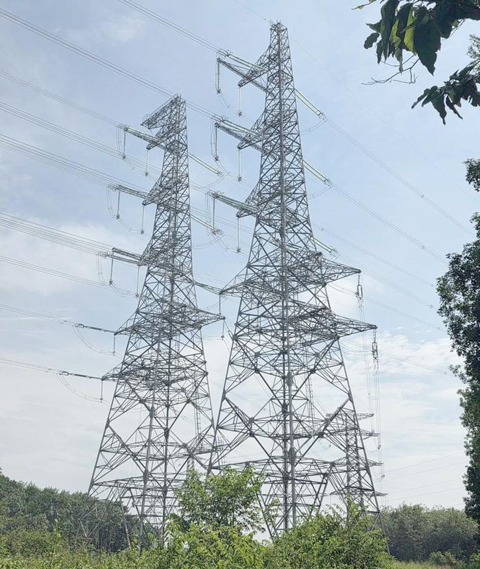 Vị trí 220 ( hỗn hợp hai mạch 500 kV và hai mạch 220 kV) thuộc dự án đường dây 500 kV Chơn Thành - Đức Hòa - Ảnh: EVNNPT