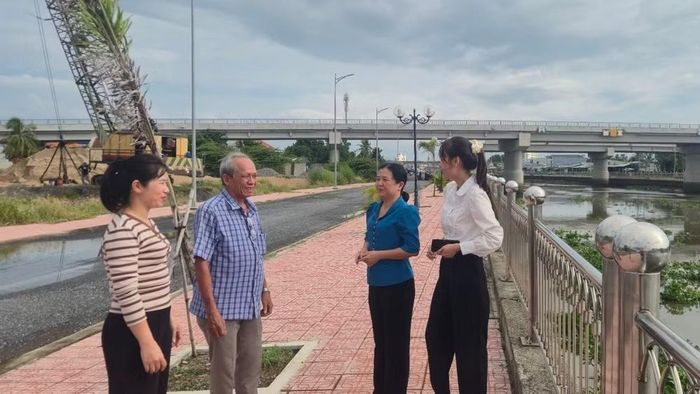 Bí thư Chi bộ Ấp 2 Nguyễn Văn Thọ (thứ 2 từ trái sang) cùng cán bộ xã đi kiểm tra dự án bờ kè, chống sạt lở liên quan khoảng 45 hộ dân đã đưa vào sử dụng.