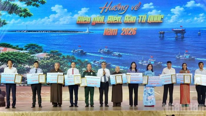 Đồng chí Nguyễn Phước Lộc, Ủy viên Trung ương Đảng, Phó Bí thư Thành ủy, Chủ tịch Ủy ban Mặt trận Tổ quốc Việt Nam thành phố trao thư cảm ơn cho các đơn vị, tổ chức, cá nhân đã có những đóng góp tích cực hướng về biên giới, biển, đảo Tổ quốc. (Ảnh: VŨ HOÀNG)