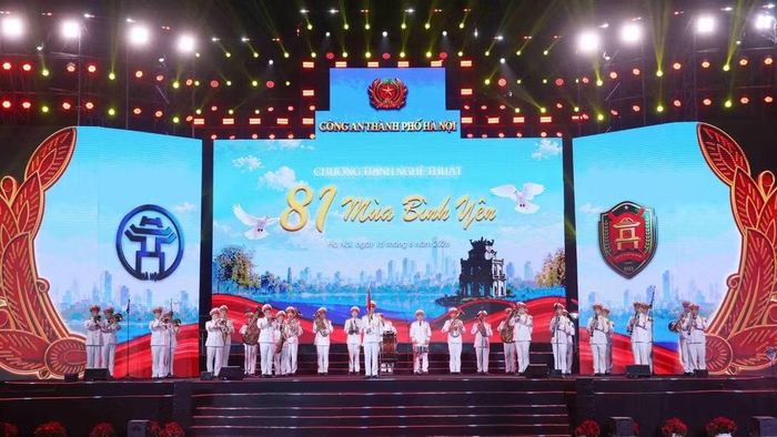 Chương trình kết hợp giữa nghệ thuật chính kịch, âm nhạc, múa, công nghệ visual và hệ thống âm thanh, ánh sáng hiện đại. (Ảnh: TTXVN)