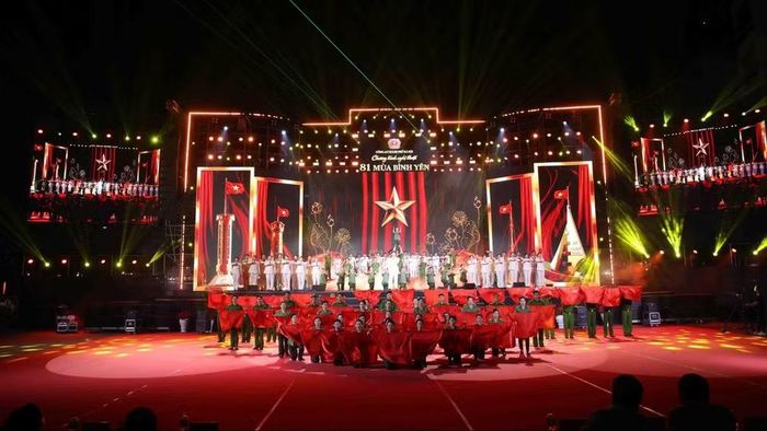 Chương trình nghệ thuật chính luận "81 Mùa bình yên" thu hút 5 nghìn người tham dự. (Ảnh: TTXVN)