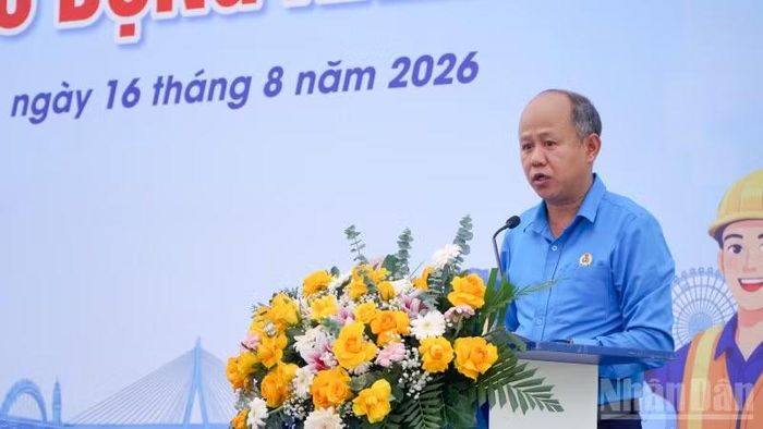 Phó Chủ tịch Liên đoàn Lao động thành phố Đà Nẵng Lê Văn Đại phát biểu tại ngày hội.