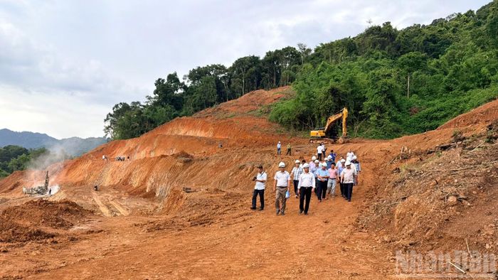 Đoàn công tác của Ủy ban nhân dân tỉnh Lâm Đồng kiểm tra dự án.