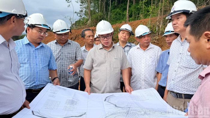 Lãnh đạo Ủy ban nhân dân tỉnh Lâm Đồng kiểm tra công trình.