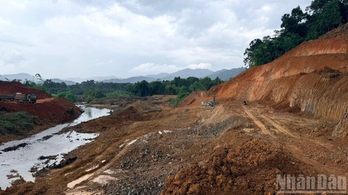 Hồ điều tiết dung tích toàn bộ 51 triệu m3. 